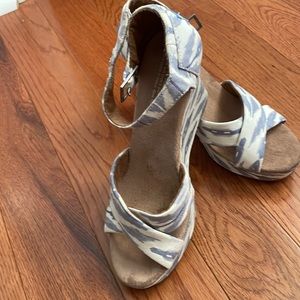 Tom’s wedge Size 7 heels